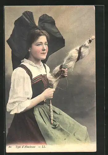 AK Type d`Alsacienne, Frau in elsass-lothringischer Tracht mit Spindel