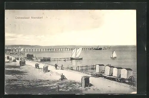 AK Niendorf, Strandszene mit Strandkabinen und Seegelbooten