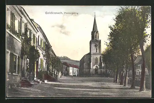 AK Goldkronach / Fichtelgebirge, Strassenpartie mit Kirche