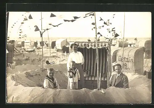 Foto-AK Timmendorferstrand, Familie im Sand mit Korb