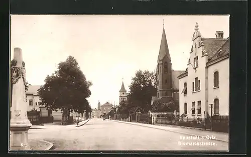 AK Neustadt a. Orla, Bismarckstrasse mit Kirchen und Denkmal