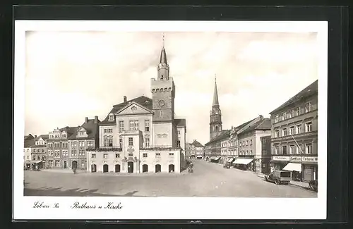 AK Löbau / Sa., Rathaus und Kirche mit Geschäften