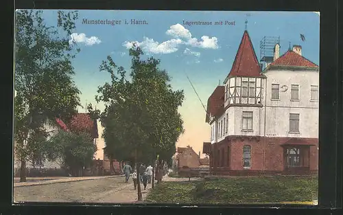 AK Munsterlager i. Hann., Lagerstrasse mit Passanten und Post