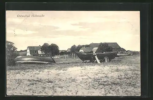 AK Hohwacht / Ostsee, Ortsansicht mit Ruderbooten auf einer Feldwiese