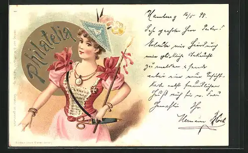 Lithographie Frau im Kleid mit Schere und Pinsel hat eine Briefmarke in Schiffform auf