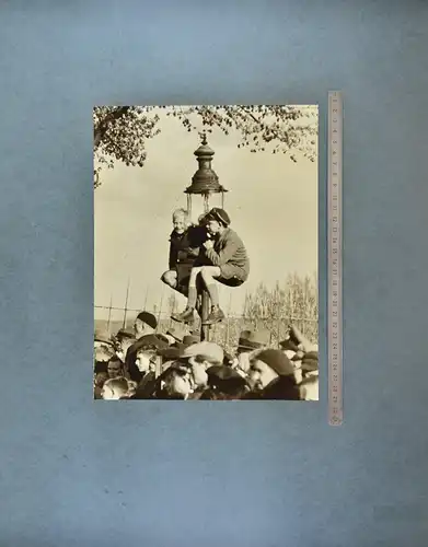 Fotografie Joseph Schorer, Hamburg, Ansicht Hamburg, Knaben auf Laterne im Stadtpark, Grossformat 52 x 42cm