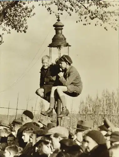 Fotografie Joseph Schorer, Hamburg, Ansicht Hamburg, Knaben auf Laterne im Stadtpark, Grossformat 52 x 42cm