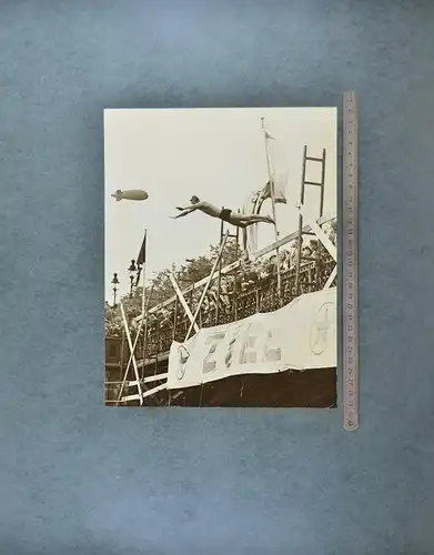 Fotografie Joseph Schorer, Hamburg, Ansicht Hamburg, Der Sprung von der Brücke, Zeppelin, Grossformat 52 x 42cm