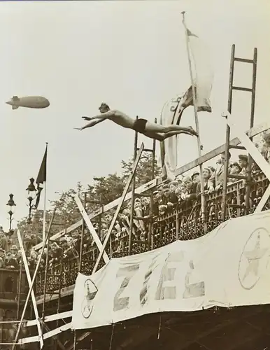 Fotografie Joseph Schorer, Hamburg, Ansicht Hamburg, Der Sprung von der Brücke, Zeppelin, Grossformat 52 x 42cm