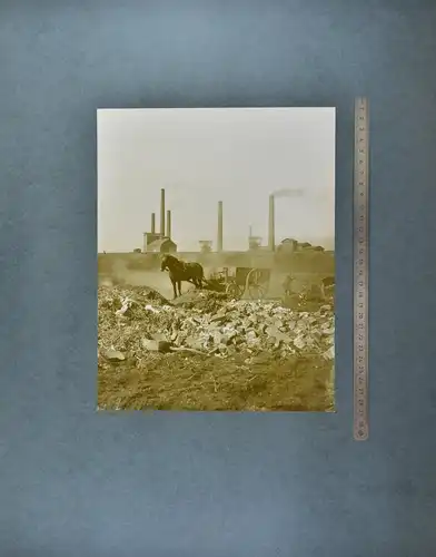 Fotografie Else Thalemann, Ruhrgebiet - Zeche, Industrieanlagen, Arbeitspferd und Schachtarbeiter, Grossformat 52 x 42cm