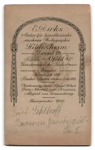 Fotografie E. Dirks, Hildesheim, Zingel 29, Kleines Mädchen im weissen Kleid mit Schleife im Haar