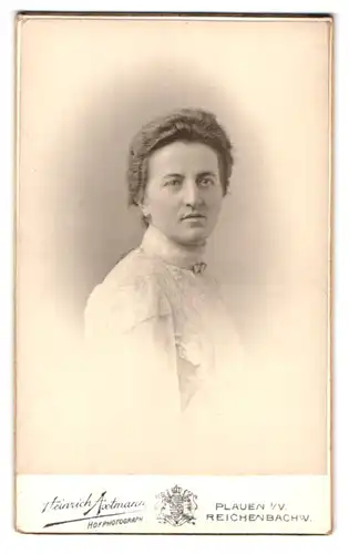 Fotografie Heinrich Astmann, Plauen i. V., Bahnhofstr. 27, Frau in weisser Bluse mit zusammengesteckten Haaren