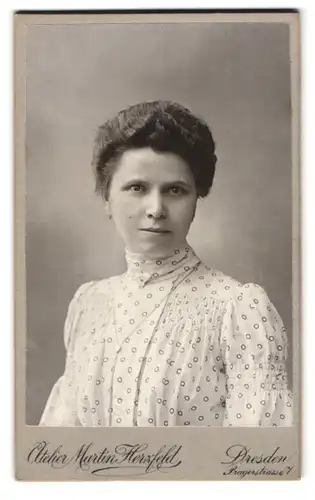 Fotografie Martin Herzfeld, Dresden, Pragerstrasse 7, Hübsche Frau in weisser Bluse mit Halskette