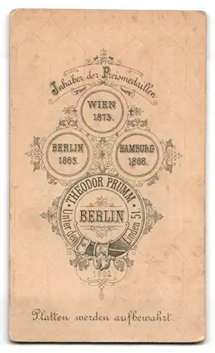 Fotografie Th. Prümm, Berlin, Unter den Linden 51, Ältere Dame im Kleid mit Blumen im Haar und Buch