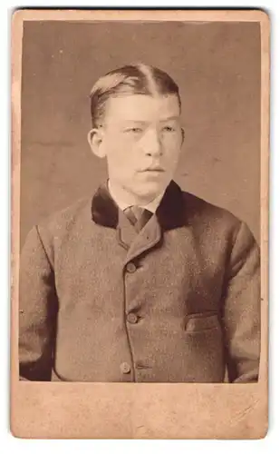 Fotografie Johs. Andresen, Tönning, Junger Mann im Anzug mit Mittelscheitel