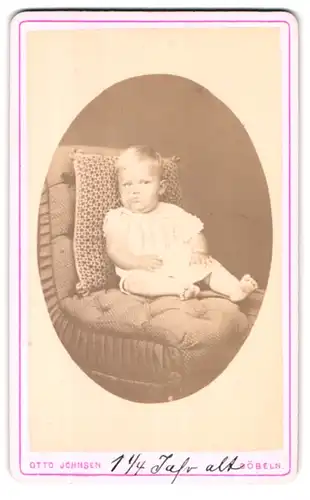 Fotografie Otto Johnsen, Döbeln, Breitestr. Nr. 331, Baby im Nachthemd sitzend auf einem Sessel