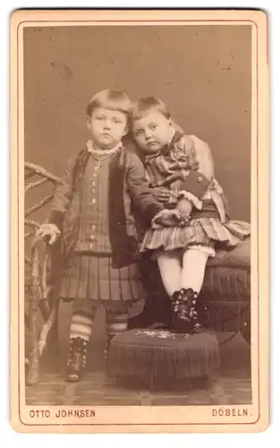 Fotografie Otto Johnsen, Döbeln, Breitestr. Nr. 331, Geschwister in Sonntagskleidung mit Strumpfhosen