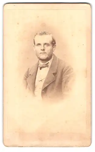 Fotografie C. Günther, Berlin, Doroteenstr. Nr. 83, Mann im Anzug mit Karierten Hemd