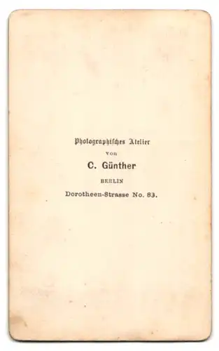 Fotografie C. Günther, Berlin, Doroteenstr. Nr. 83, Mann im Anzug mit Karierten Hemd