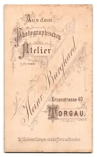 Fotografie Heinr. Burghard, Torgau, Erzenstr. 40, Hübsche Frau im dunklen Kleid mit Blumenstrauss