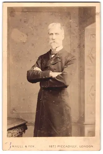 Fotografie Maull & Fox, London, 187A Piccadilly, Portrait weisshaariger Herr im Ausgehrock
