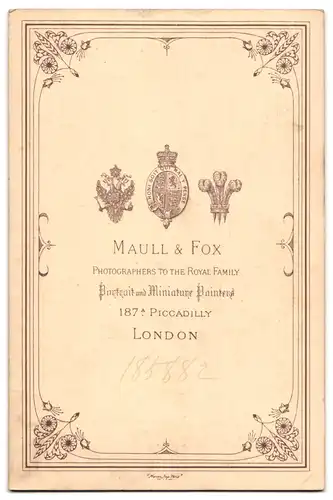 Fotografie Maull & Fox, London, 187A Piccadilly, Portrait weisshaariger Herr im Ausgehrock