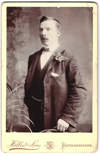Fotografie Hellis & Sons, London, 211&213 Regent Street, Portrait Herr im Anzug mit Ansteckblume