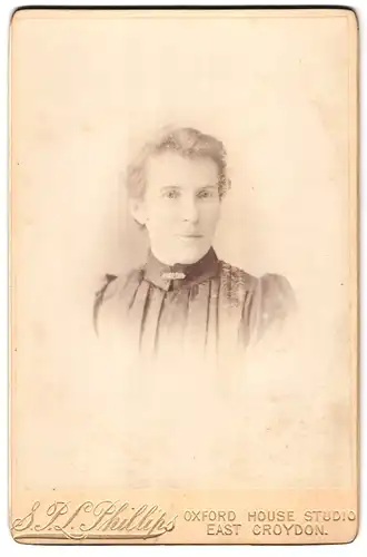 Fotografie S.P.L. Phillips, East Croydon, Oxford House, Portrait junge Frau in Bluse mit kleiner Brosche