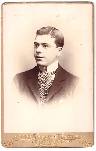 Fotografie A. & G. Taylor, London, 70&78 Queen Victoria St., Portrait junger Mann in Jacke mit karrierter Krawatte