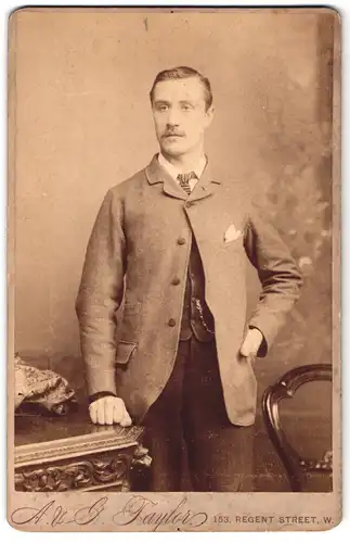 Fotografie A. & G. Taylor, London, 153 Regent Street, Portrait junger Mann in heller Jacke mit Krawatte