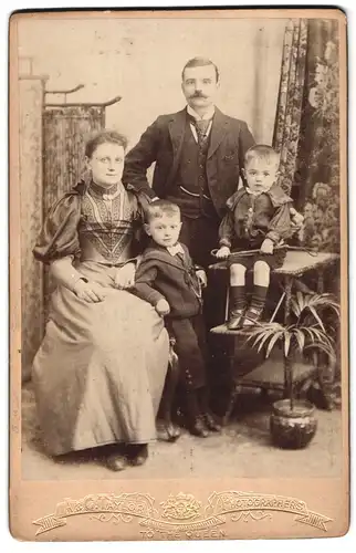 Fotografie A. & G. Taylor, London, 153 Regent Street, Portrait einer Familie, Eltern mit ihren Söhnen