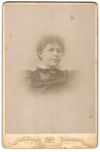 Fotografie A. & G. Taylor, London, 70&78 Queen Victoria St., Portrait Frau in modischer Bluse