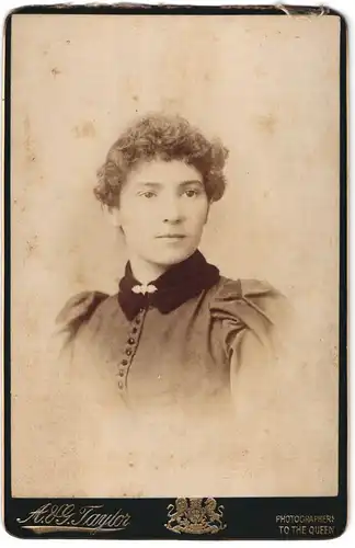 Fotografie A. & G. Taylor, Ort unbekannt, Portrait schöne junge Frau mit lockiger Frisur