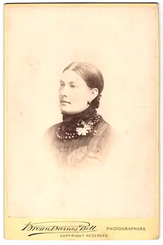Fotografie Brown Barnes Bell, Liverpool, 34 Castle Street, Portrait junge Frau mit hübscher Halskette