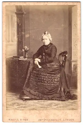 Fotografie Maull & Fox, London, 187A Piccadilly, Portrait Frau im prächtigen Kleid mit elegantem Kopfputz