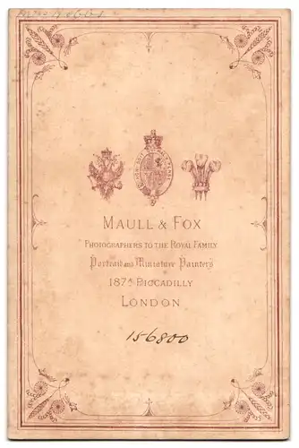 Fotografie Maull & Fox, London, 187A Piccadilly, Portrait Frau im prächtigen Kleid mit elegantem Kopfputz