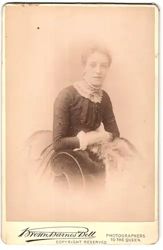 Fotografie Brown Barnes Bell, Liverpool, 32 Victoria Street, Portrait hübsche Frau in langem Kleid