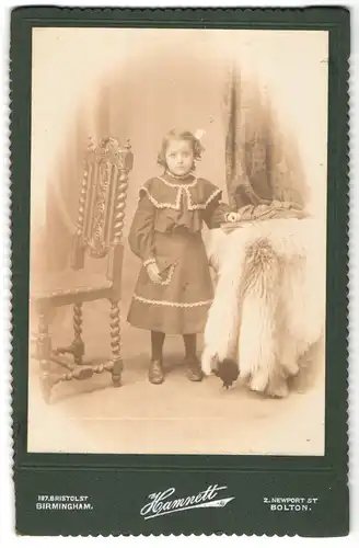 Fotografie Hamnett, Birmingham, 197 Bristol St., Portrait Mädchen im Kleid mit Schleife im Haar