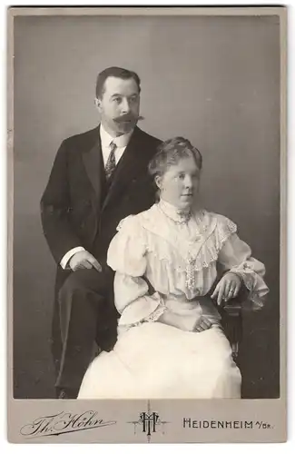 Fotografie Th. Höhn, Heidenheim a/Br., Grabenstrasse, Portrait junge Frau im weissen Kleid mit Gatten im Anzug