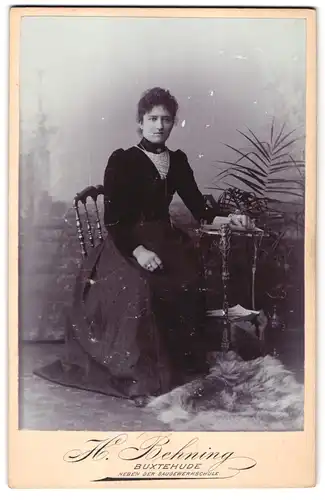 Fotografie H. Behning, Buxtehude, Portrait schöne junge Frau in schwarzer Bluse und Rock