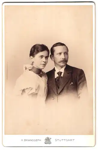 Fotografie H. Brandseph, Stuttgart, Marienstrasse 36, Portrait junge Eheleute in modischen Kleidern