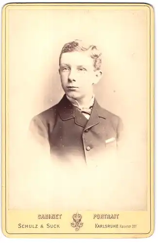 Fotografie Schulz & Suck, Karlsruhe, Kaiserstr. 227, Portrait Knabe in Jacker mit Fliege