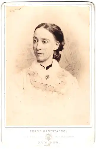 Fotografie Franz Hanfstaengl, München, Portrait junge Frau im eleganten Kleid mit Brosche