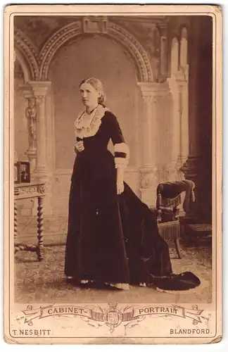 Fotografie T. Nesbitt, Blandford, Market Place, Portrait Dame in elegantem Kleid mit weissem Spitzenbesatz