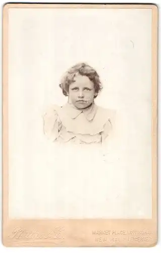Fotografie Phillips & Co., Nottingham, Marketplace, Kleines Kind mit lockigen Haaren trägt ein helles Kleid