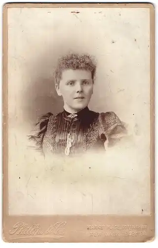 Fotografie Phillips & Co., Nottingham, Marketplace, Junge Dame mit stark gelockten Haaren trägt besticktes Kleid