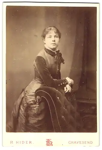 Fotografie R. Hider, Gravesend, Parrock Street 183, Dame trägt Kleid mit Zierkragen und Halskette