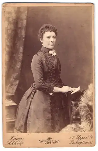 Fotografie Turner & Killick, London-Islington, Upper-Street 17, Dame trägt ein besticktes Kleid mit weissem Halsband