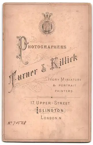 Fotografie Turner & Killick, London-Islington, Upper-Street 17, Zwei Geschwister auf einem mit Fell bedeckten Sofa