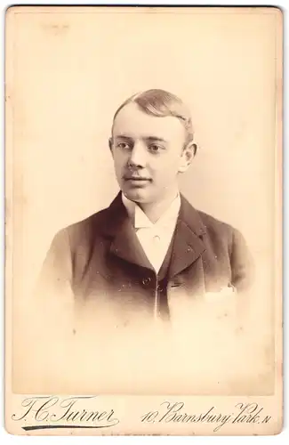 Fotografie T. C. Turner, London, Barnsbury Park 10, Junger Mann mit Seitelscheitel udn leichtem Oberlippenbart